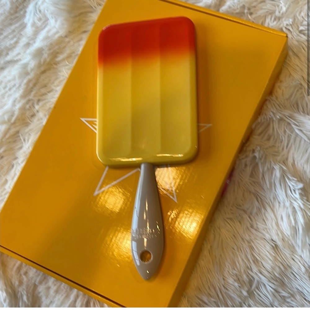 Jeffree Star Tropical Pop Red & Yellow
Hand Mirror NIB-bx was ripped 2ck mirror